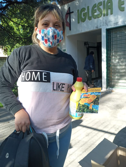 Eglise mthodiste Luis Guillon distribue des aliments.jpg